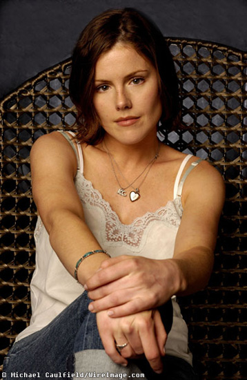 Kathleen Robertson Photos